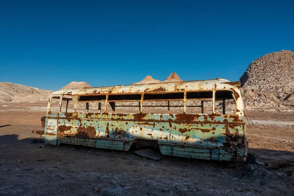 Verlaten bus in de woestijn van Atacama, Chili — Stockfoto