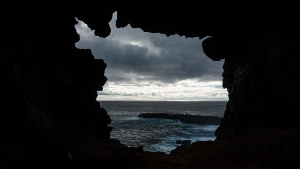 Furo da caverna da lava para o oceano pacífico em Rapa Nui — Vídeo de Stock