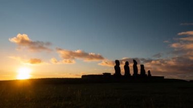 Rapa Nui Ahu Tahai günbatımı zaman atlamalı