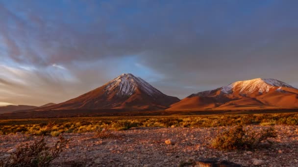 Licancabur hoge vulkaan timelapse bij zonsondergang — Stockvideo