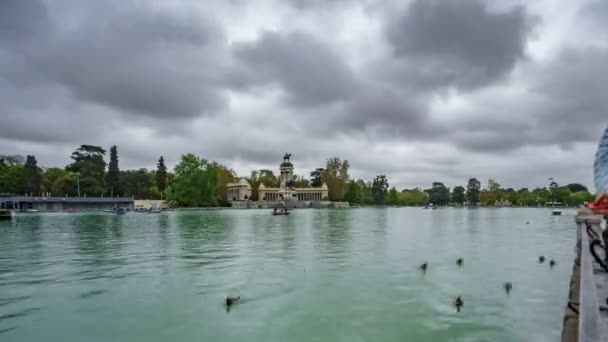 El Retiro-meer onder stormachtige wolken timelapse in Madrid — Stockvideo