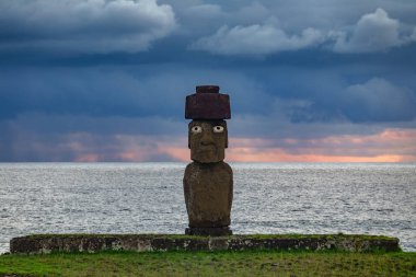 Ahu tahai moai gün batımında Rapa Nui gözleri ile