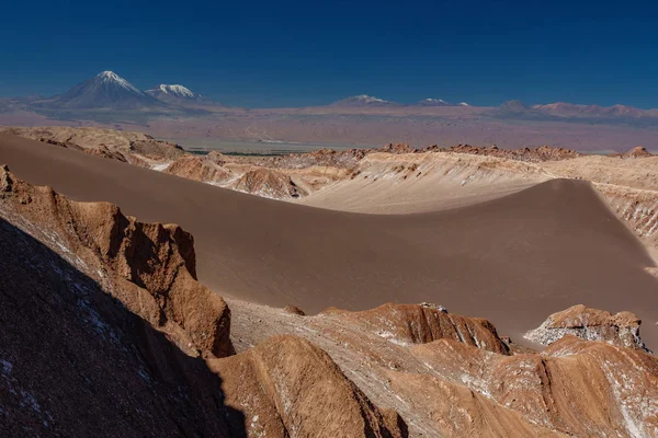 Atacama Büyük kumul ve Licancabur yanardağ — Stok fotoğraf