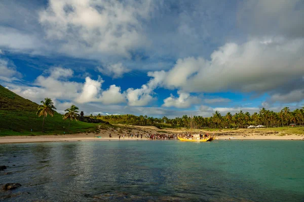 Rapa Nui barco histórico chega à praia de Anakena — Fotografia de Stock
