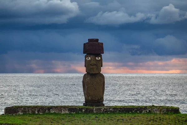 Ahu tahai Moai met ogen in Rapa Nui in de schemering — Stockfoto