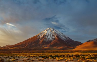 Atacama çölünde Licancabur volkanında gün batımı