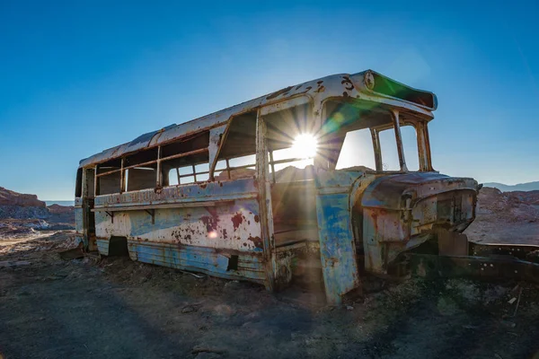 Οπίσθιος φωτισμός στο εγκαταλελειμμένο λεωφορείο στην έρημο της Ατακάμα, Χιλή — Φωτογραφία Αρχείου