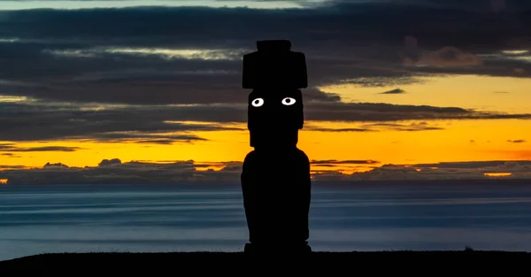 Ahu Ko Te Riku moai avec les yeux à Rapa Nui au crépuscule, longue exposition — Photo