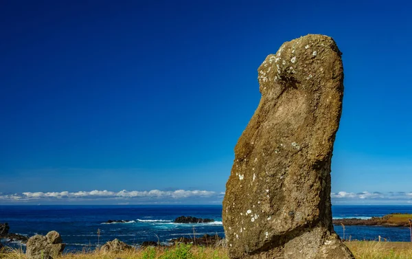 Moai isolado contra o oceano com céu azul - Ilha de Páscoa — Fotografia de Stock