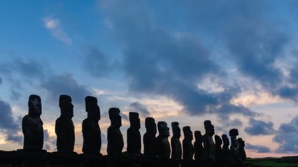 Zeitraffer des Sonnenaufgangs der Tongariki-Silhouette von ahu — Stockvideo