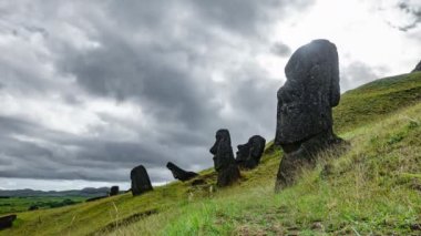 Birçok heykelile Rapa Nui Moai taş ocağı zaman atlamalı