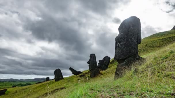 Caducidad de tiempo de la cantera Moai en Rapa Nui con muchas estatuas — Vídeos de Stock