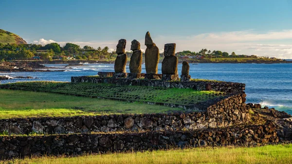 Ahu Tahai mot Ocean och Hanga Roa i Rapa Nui — Stockfoto