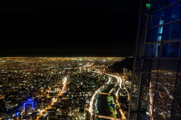 Vista superior da cidade de Santiago de Chile e reflexão da Sky costanera — Fotografia de Stock