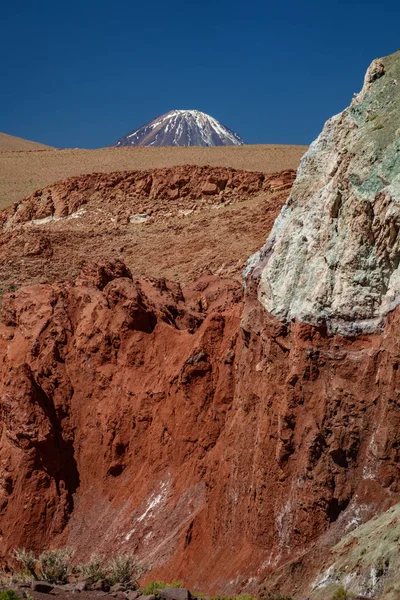 Licancabur vulkaan bergtop boven regenboog vallei — Stockfoto