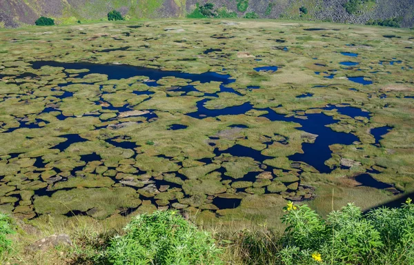 Rano kau volcano crater lake in Rapa Nui — Stock Photo, Image