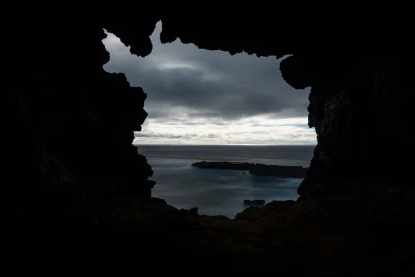 Trou vers l'océan Pacifique dans la grotte de lave — Photo