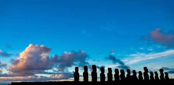 Nascer do sol nas estátuas Moai na Ilha de Páscoa. Ahu Tongariki — Fotografia de Stock