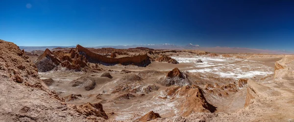 Valle de la Luna con carretera anfiteatro y volcán Licancabur — Foto de Stock