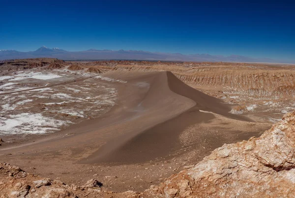 Ogromna wydma i wulkan Licancabur w Atacama — Zdjęcie stockowe