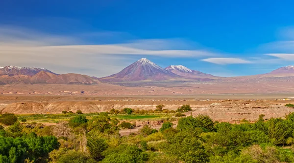 Larga exposición con nubes de algodón sobre el volcán Licancabur — Foto de Stock