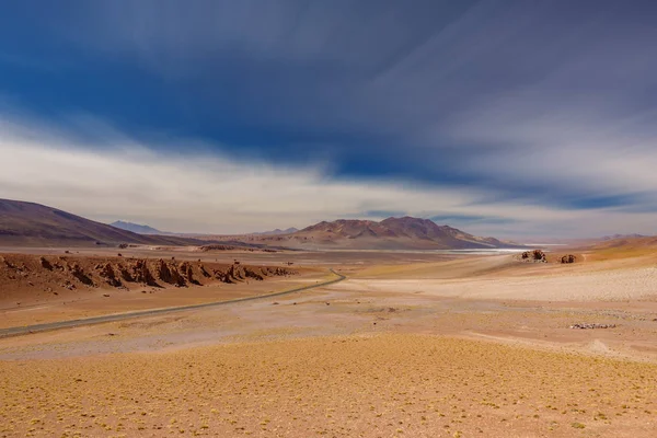 Formación de piedra Monjes Pacana cerca de Salar De Tara, desierto de Atacama, larga exposición — Foto de Stock