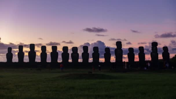 Время восхода солнца Аху Тонгарики с высоким контрастом — стоковое видео