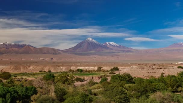 San Pedro de Atacama ve Licancabur volkan timelapse — Stok video