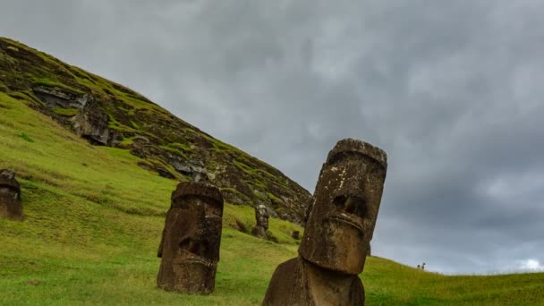 Crooked moai kőbánya idő telik el Rapa Nui sok szobrok — Stock videók