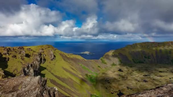 Время в кратере вулкана Рану-Кау и на островах Птичман — стоковое видео