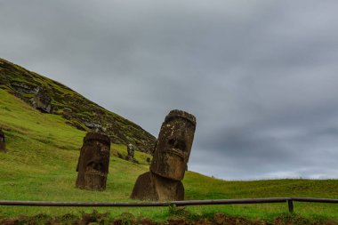 Taş ocağı alt görünümünde Çarpık Moai, Rapa Nui