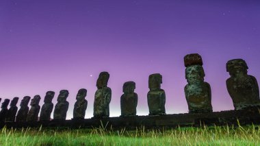 Şafak, yıldızlar ve Paskalya Adası'nda Ahu Tongariki Moai heykelleri