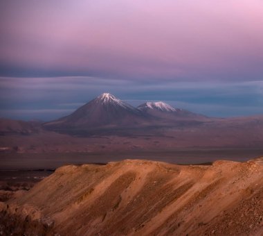 Atacama çölünde Licancabur yanardağ Gün batımı uzun pozlama