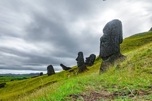 Moai torto na pedreira, vista inferior, Rapa Nui — Fotografia de Stock