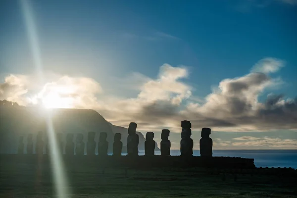 Lunga esposizione di sole che sorge dietro Moais — Foto Stock