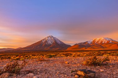 Atacama çölündeki Licancabur volkanında gün batımı zaman atlamalı