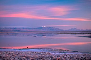 Atacama salar ve Chaxa lagünü üzerinde gün batımı