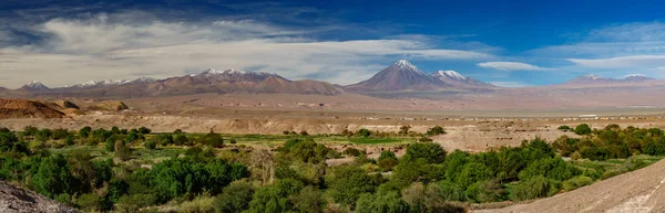 Ultra Wide GigaPan panoramautsikt över Licancabur vulkanen och San Pedro de Atacama — Stockfoto