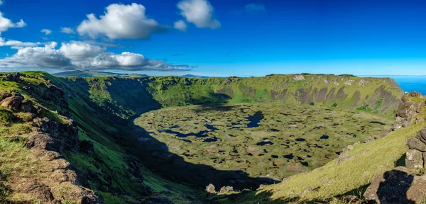Rapa Nui Rano kau volkanik krater panoramik görünümü — Stok fotoğraf