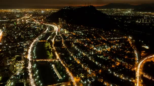 V noci se v Santiagu de Chile propadají dálnice a kopec San Cristobal, pohled na vrchol — Stock video