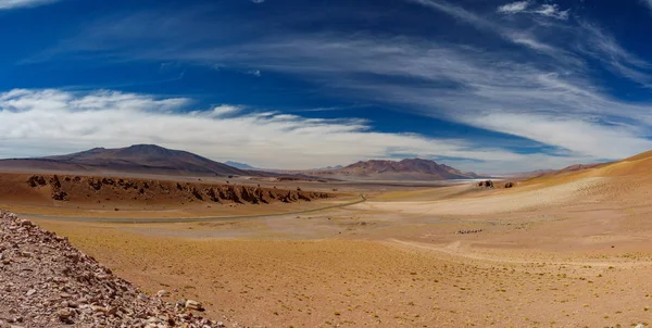 Formation de pierres Pacana Monks près de Salar De Tara panorama, désert d'Atacama — Photo