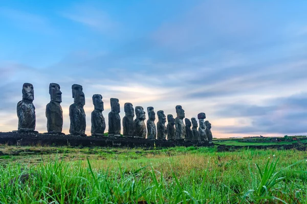 Zonsopgang bij de Moai-standbeelden op Paaseiland van Ahu Tongariki — Stockfoto