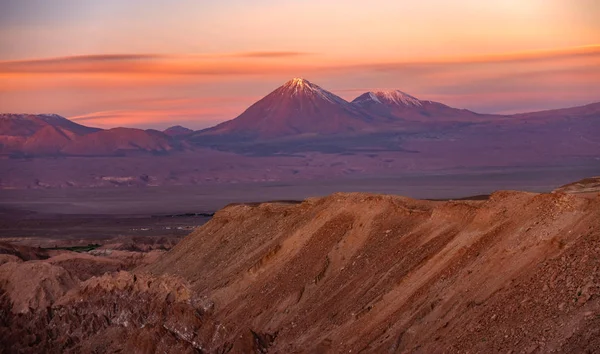 Sunset long exposure of Licancabur volcano from Mars Valley, Atacama — Stock Photo, Image