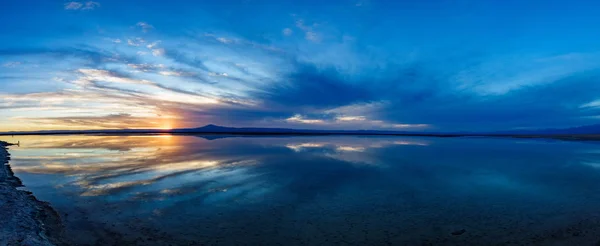 Zonsondergang enorme panorama met Cloudscape op Chaxa Lagoon, Atacama — Stockfoto