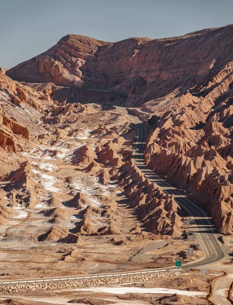 Väg i mitten av mars Valley i Atacama — Stockfoto