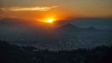 Santiago de Chile'de gün batımı zamanı