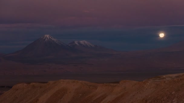 Licancabur Volcano tidsfördröjning med full Moonrise — Stockvideo