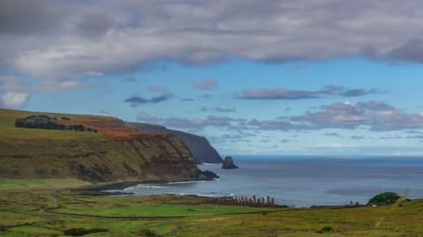 S oceánem na pozadí se nachází na platformě ahu Tongariki Moai — Stock video