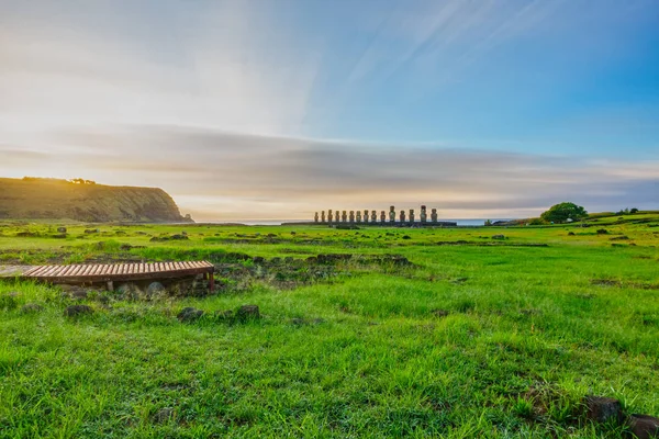 Ahu Tongariki iconische Moai altaar lange blootstelling bij zonsopgang — Stockfoto