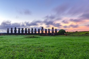 Paskalya Adası'nda Ahu Tongariki gündoğumu ve Moai heykelleri